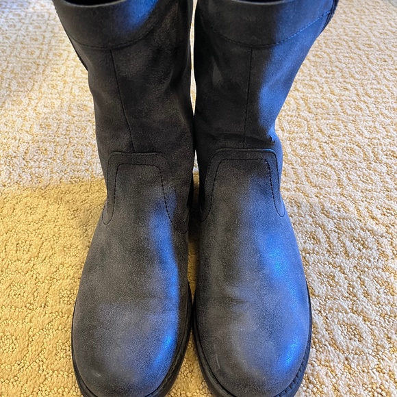 Like New Woman's Gray & studded boots size 8 - Picture 2 of 8
